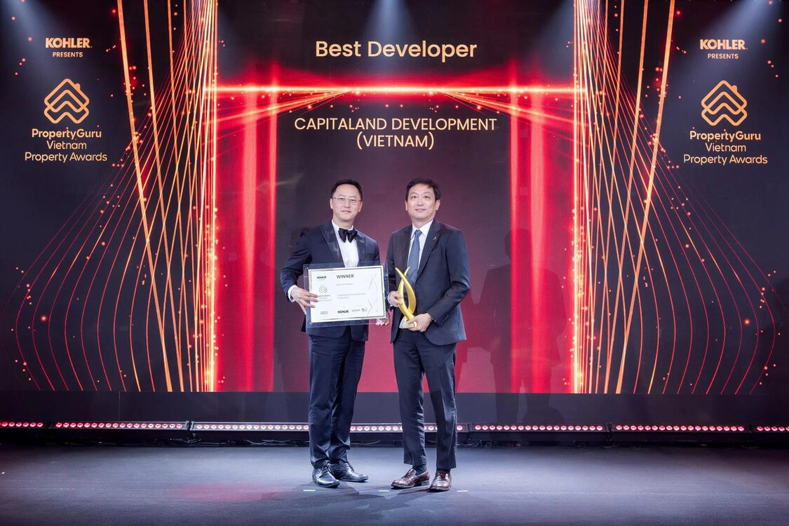Ông Ronald Tay (bên phải), Tổng Giám đốc của CapitaLand Development (Việt Nam), nhận giải thưởng "Nhà phát triển bất động sản xuất sắc" tại giải thưởng bất động sản Việt Nam PropertyGuru 2023